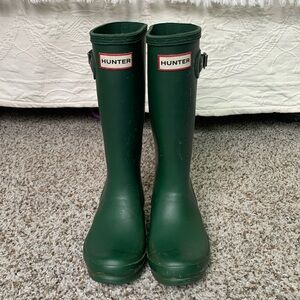 Hunter rain boots in hunter green